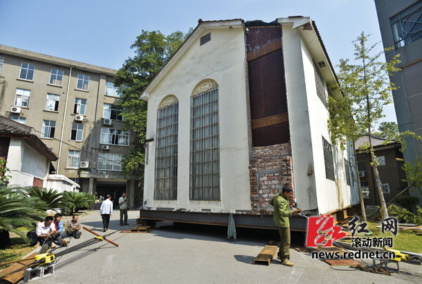 河北大力集團(tuán)數(shù)臺(tái)千斤頂平移房屋 河北大力集團(tuán)數(shù)臺(tái)千斤頂平移房屋